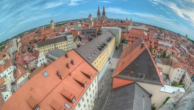 Die Welt ist schön, die Welt ist rund, Regensburg gesehen vom Turm der Dreieinigkeitskirche durch ein 10 mm Objektiv ...
